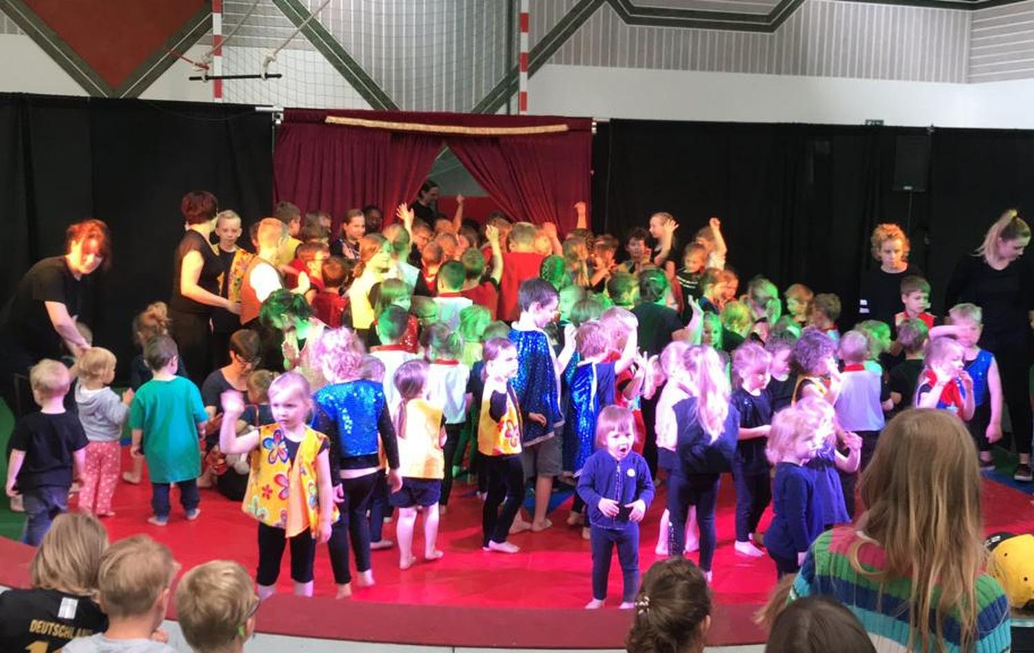 Gemeinsames Zirkusprojekt von Kindergarten und Grundschule