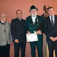 Franz Huber, der «Bauer z’ Hof», erhält den Max-Fürst-Preis 2018 (2. von rechts)